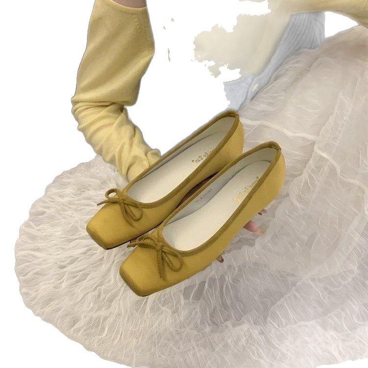 The inner height is increased by 3 cm. 'Rubber cloth lazy shoes have a shallow mouth and a pedal. The inner height is increased. Square head low