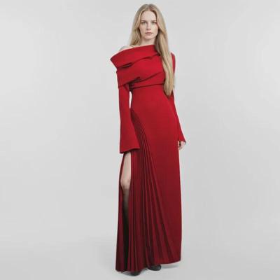 Elegante Abito Lungo Rosso Asimmetrico Scollato sulle Spalle con Pieghe