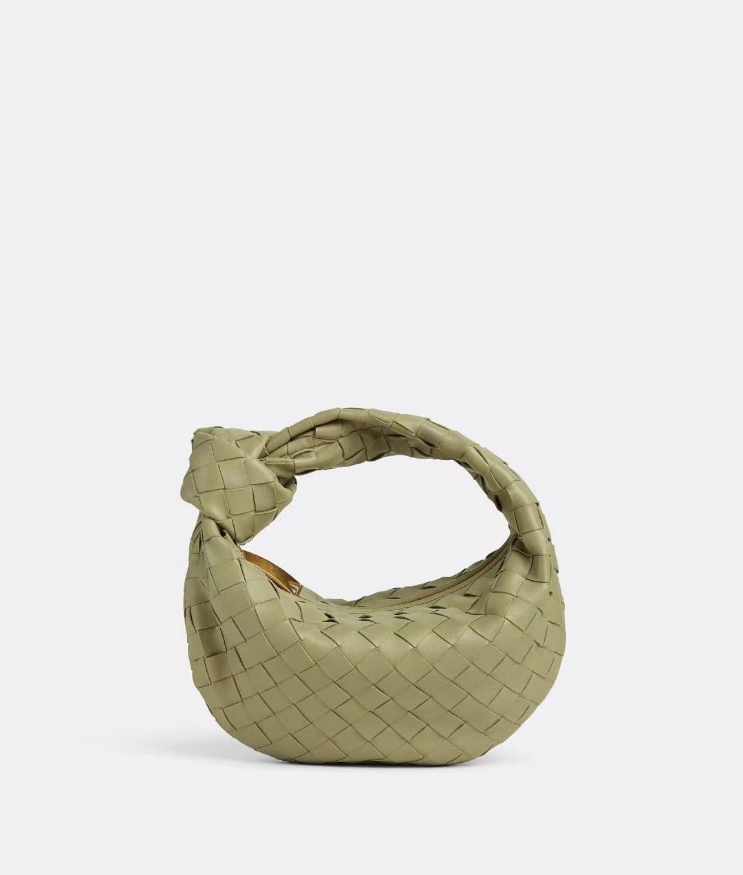 

Нова компактна та легка сумочка Woven BV Hornbag Knot, доступна у великих розмірах 28x8x23cm бурштин