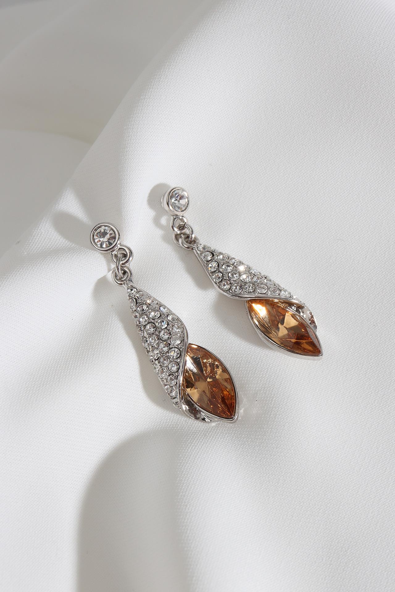 

Вечернее платье медового цвета с камнями и серебряные серьги цвета