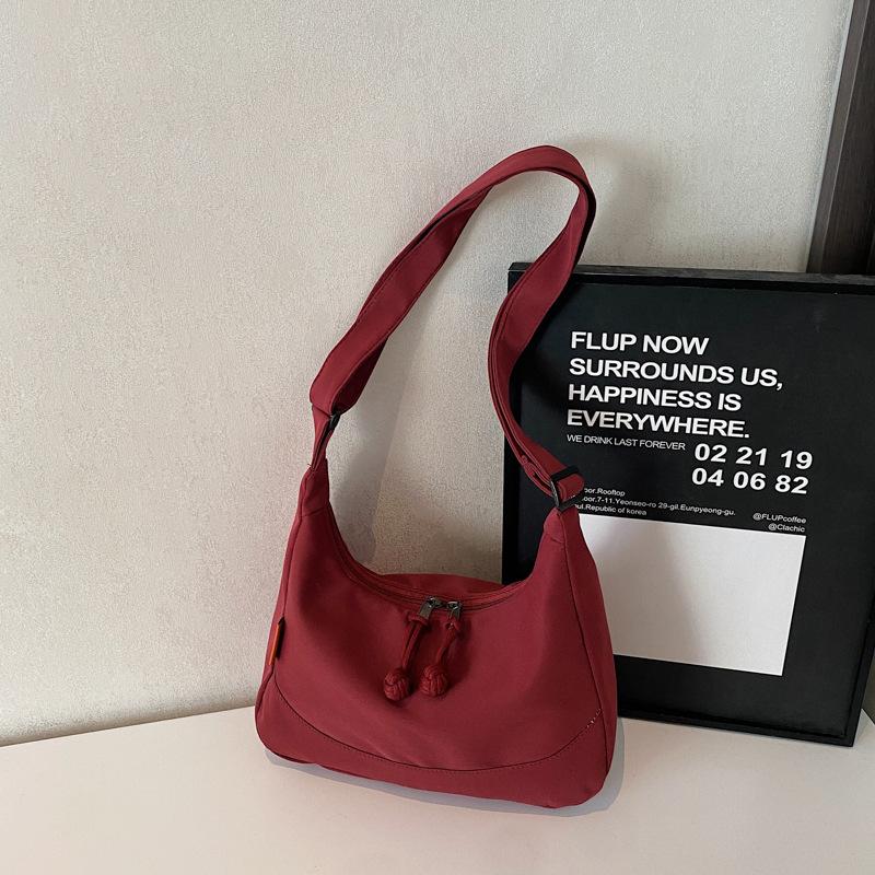 Fashion commuter large-capacity shoulder bag women's 2025 new spring leisure personalized tote bag Korean version of the armpit bag