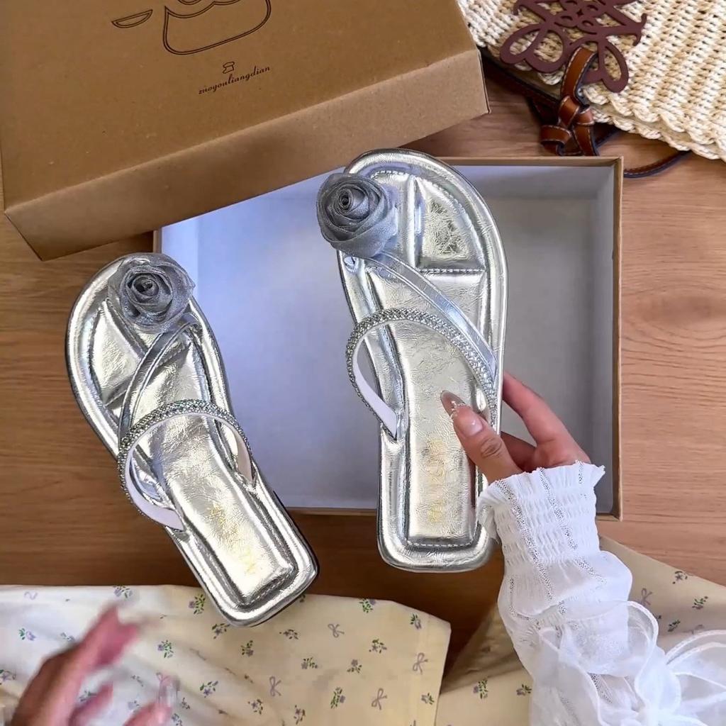 French flat-bottomed set of toe cool slippers for women's summer wear 2025 new soft bottom with skirt temperament celebrity beach slippers