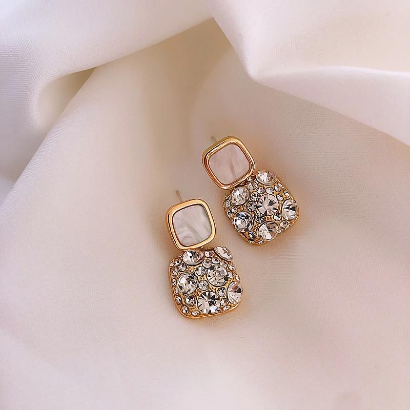 Boucles d'oreilles de luxe tendance 2024 accrocheuses pour femmes: Boucles d'oreilles à clous tendance et polyvalentes pour l'automne et l'hiver