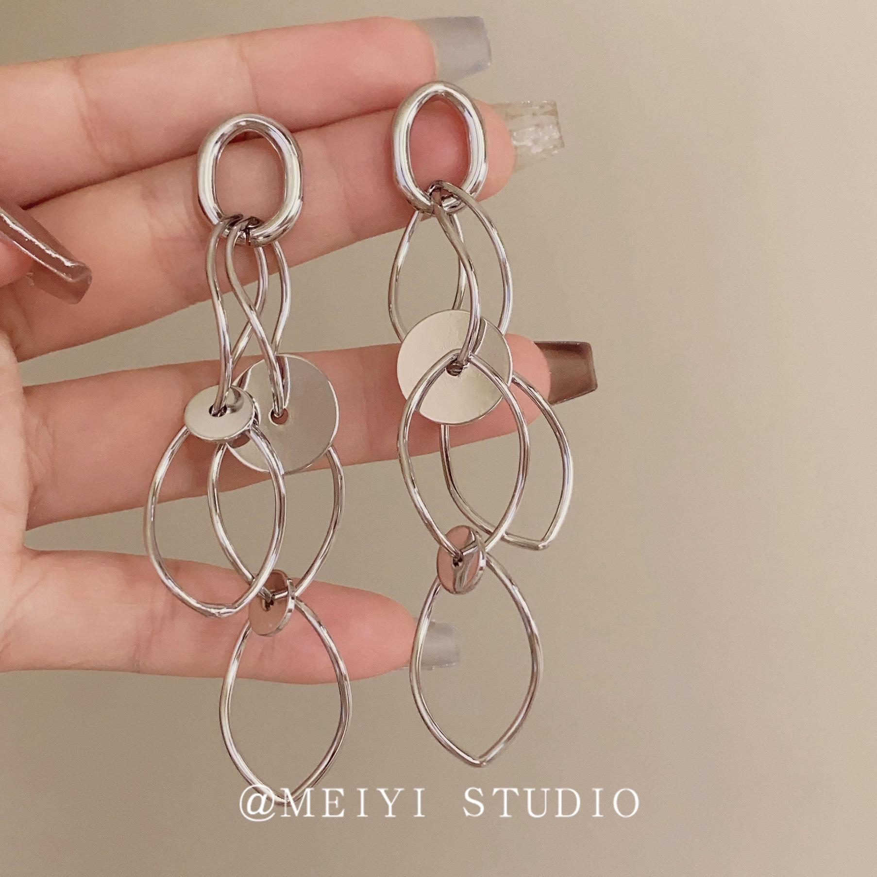 

Французские ретро серьги с металлическими вырезами: Тренд на элитные, уникальные, преувеличенные украшения для ушей