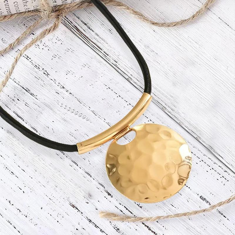 New Accessories Women's Fashion Versatile Atmospheric Necklace Geometric Premium Retro Short Item