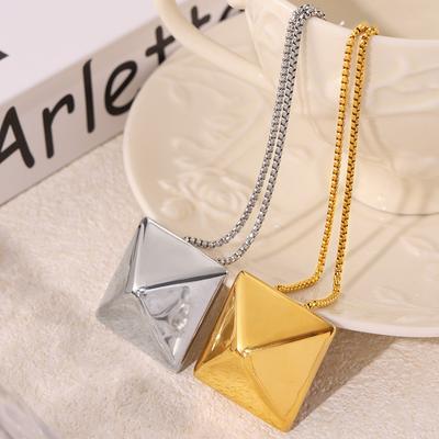 Collana con ciondolo triangolare tridimensionale a forma di quadrato con motivo a vento, stile hip-hop, semplice, geometrico, in acciaio al titanio placcato con oro vero 18 carati