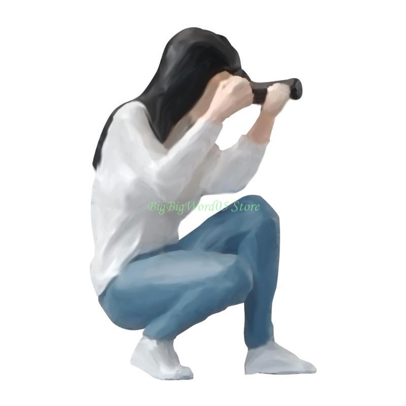 24TE 1:64 Scale Hand Painted Miniature Figures Realistic Photographer Figure Model
