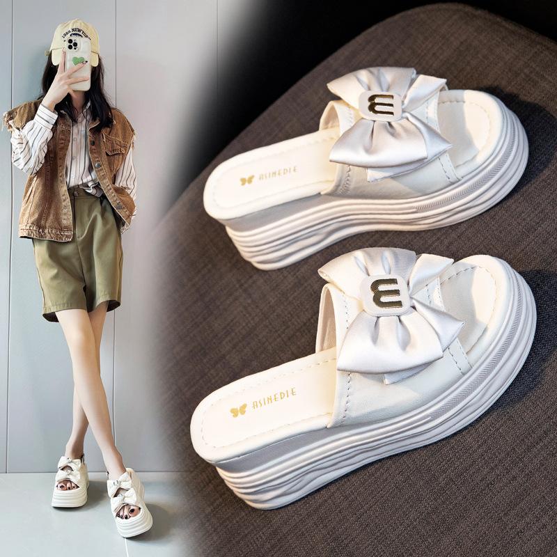 Thick-bottomed Slope Heel Slippers Women's Summer Outer Wear 2025 New High-end Feeling Going Out Versatile Fashion Muffin One-word Cool Slippers
