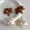 New Trendy Metal C-shaped Acrylic Flower Pendant Earrings for Women Vintage Coffee Petal Personality Earrings Jewelry