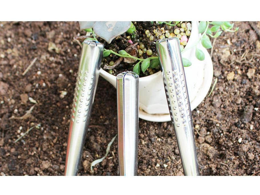 Gartenwerkzeug-Set aus Edelstahl: Schaufel, Hacke und Rechen für Blumen und Topfpflanzen.