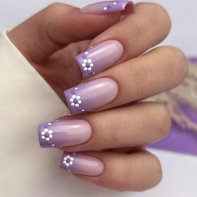 24 uñas postizas de longitud media, estilo europeo, cuadrado, con relieve, degradado morado, diseño francés, con flores bonitas y puntos simples.