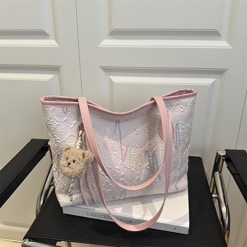 

This year, the popular tote bag women s large-capacity 2025 new simple and cute pendant texture commuting shoulder bag рожевий