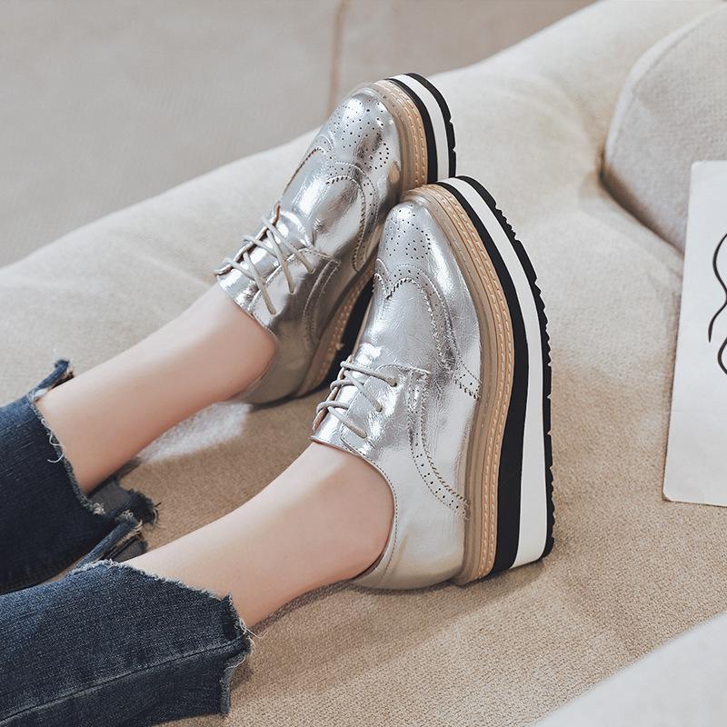 

2025 Новая блочная платформа Туфли-маффины Наклонный каблук Одинарные туфли Женские Увеличение роста Повседневный Британский стиль HZB 39 серебряный