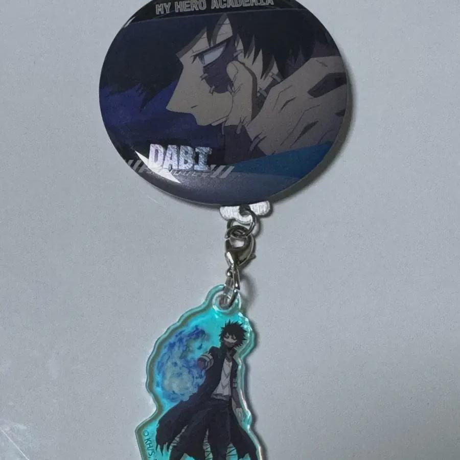 

Хироака Таби Продаёт Случайные Кольца-Значки