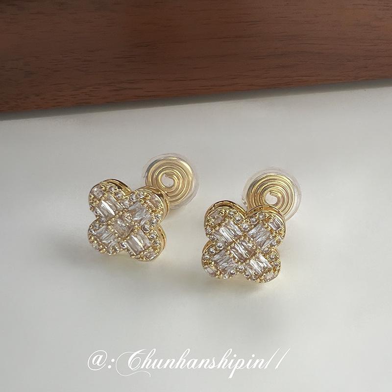 

Super flash full zirconium four-leaf clover earclip mosquito coil disc without ear piercings temperament celebrity high-end exquisite earrings