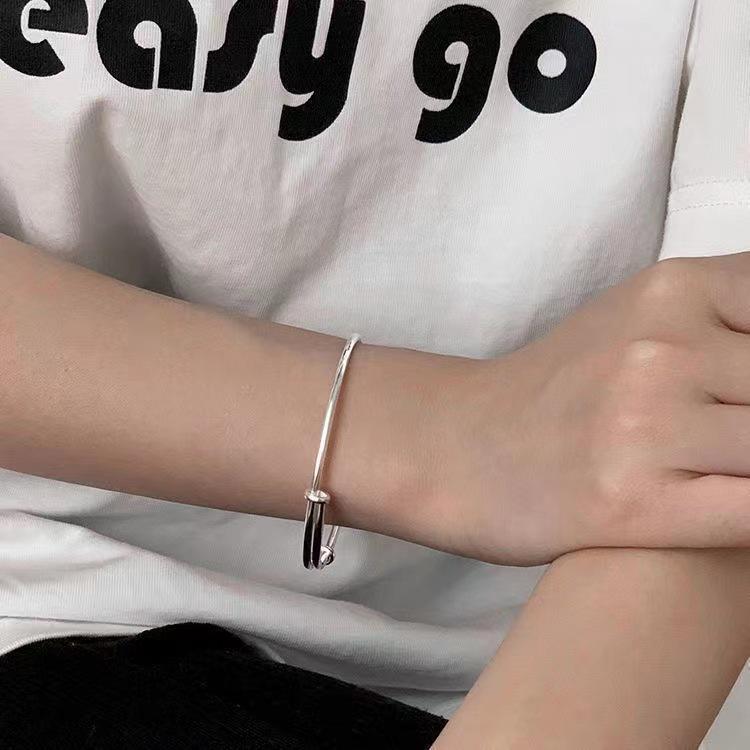 Women's Push-Pull Telescopic Bracelet: Elegant, Niche Design, Light Luxury, Versatile Fashion Accessory.