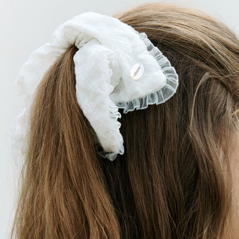 ROLAROLA SQUARE LACE SCRUNCHIE WHITE