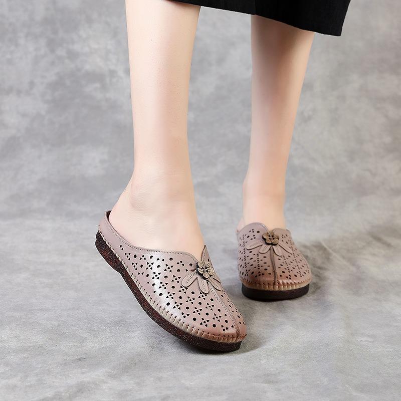 

Мама кожаные крутые тапочки женские носят лето новые дырочные кожаные для женщин среднего и пожилого возраста ретро на плоской подошве с закрытым носком тапочки 41