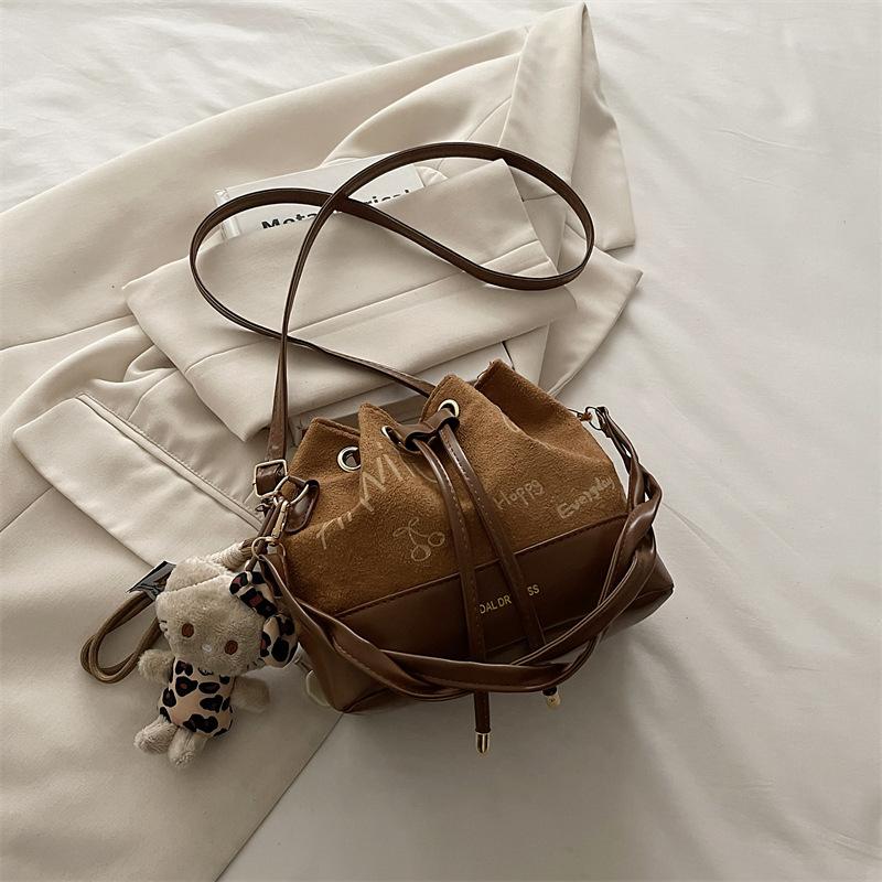 Textured portable bucket bag women's autumn and winter new suede daily commute shoulder bag retro messenger bag