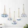 Rustikale Wanddekoration aus Holz im Küstenstil mit maritimen Strandmotiven, hängendem Ornament aus Juteseil, Seesternen, Meeresfischen und Segelboot – die perfekte Wanddekoration für Ihr Zimmer.