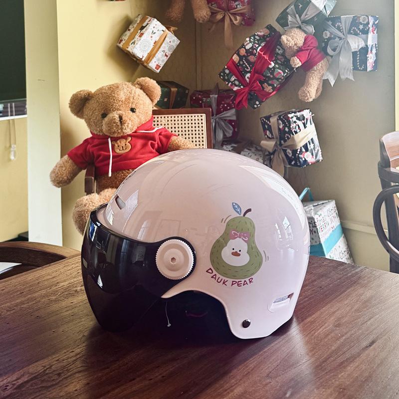 Helmets Women's Summer Electric Motorcycles Men's and Women's Half Helmets Battery Cars Universal In All Seasons