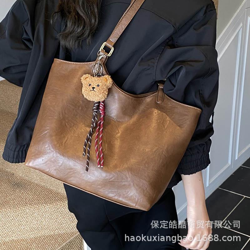 Large-capacity retro bag women's autumn and winter 2025 new versatile simple shoulder bag popular commuter tote bag this year