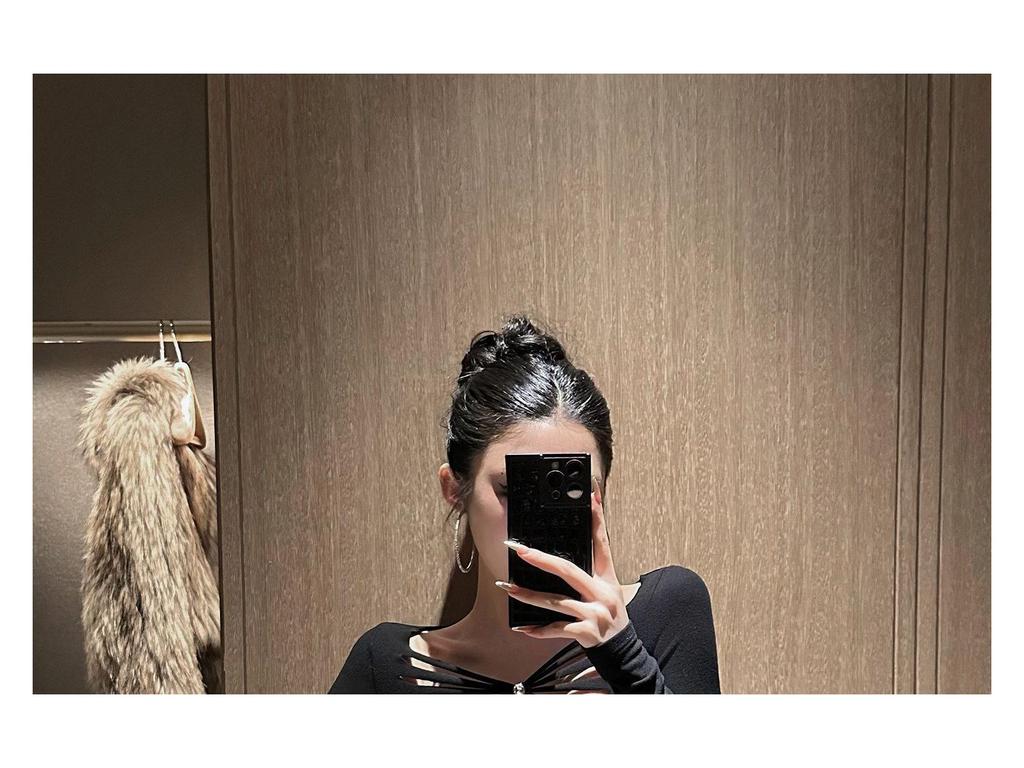 Women's Black Off-the-Shoulder Hollow Long-Sleeve Slim-Fit T-Shirt: Spicy Style, Winter Inner Wear & Waist-Cinching Base Layer.