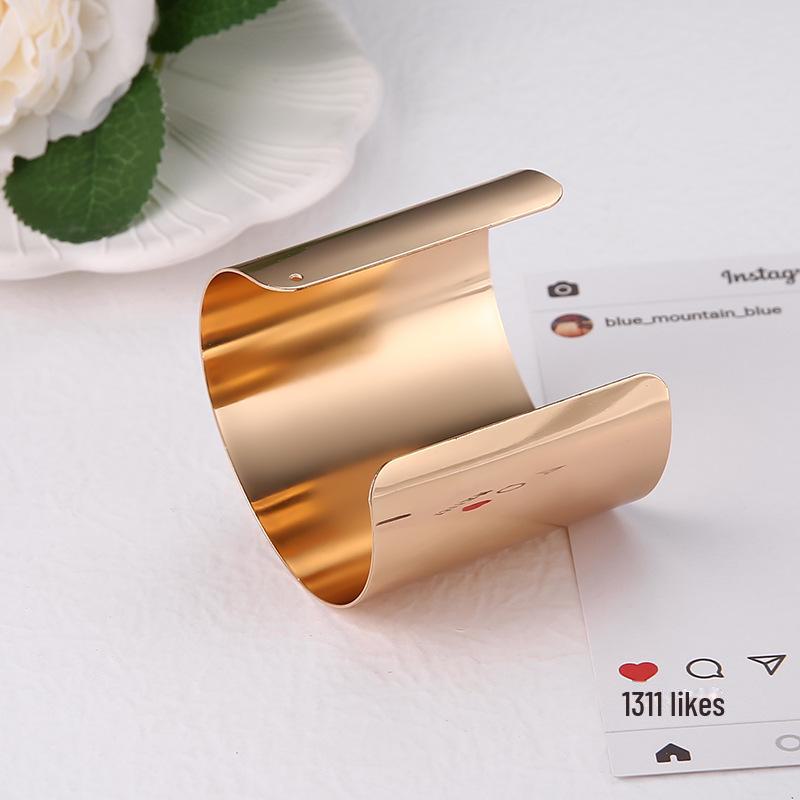 

Модный браслет из преувеличенного золотого глянцевого металла - европейский и американский стиль, универсальный широкий ювелирный аксессуар золотой