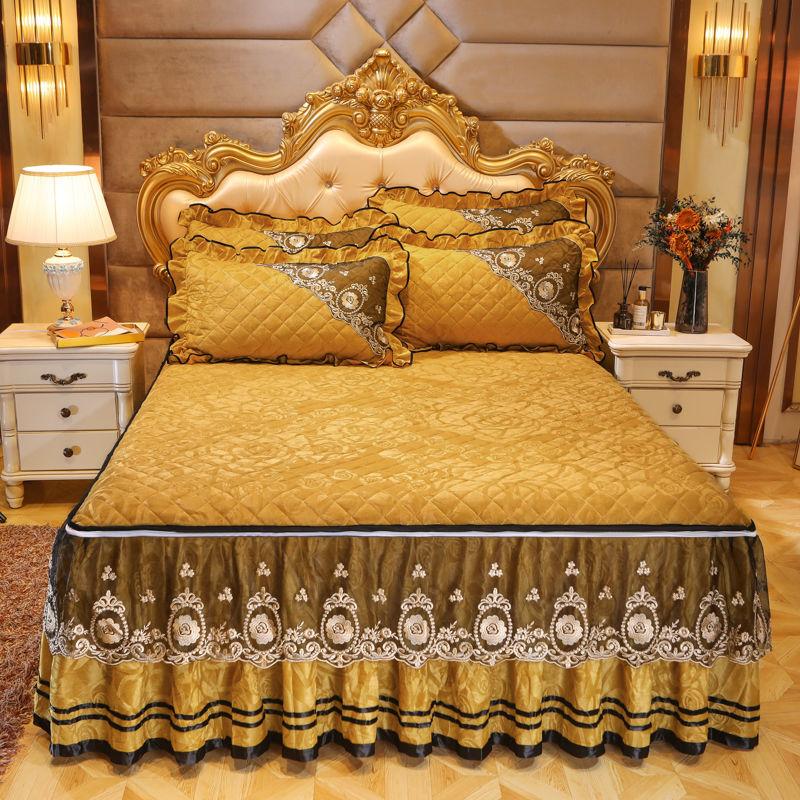 Luxuriöse Wintertagesdecke im Bettrock-Stil auf dem Bett, dicke gesteppte Tagesdecke aus Baumwolle, europäischer Stil, goldene Spitze, neuer Matratzenbezug