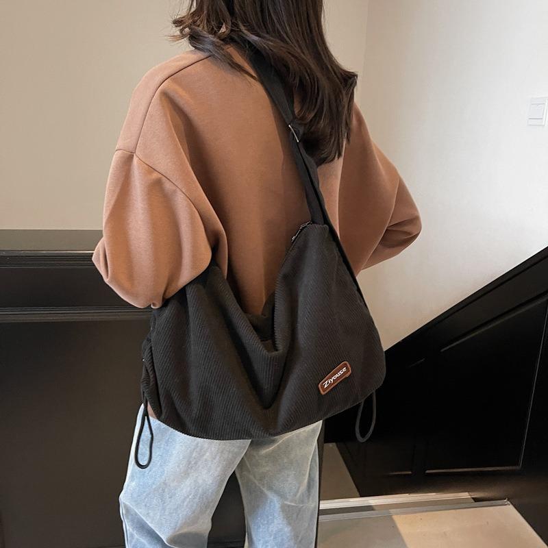 Casual bag women's new lightweight shoulder bag large-capacity tote bag class commuter messenger bag