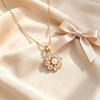 A gold-colored imitation pearl flower pendant necklace, gentle, sweet, and exquisite, a trendy and delicate accessory for women Dating, gift giving,