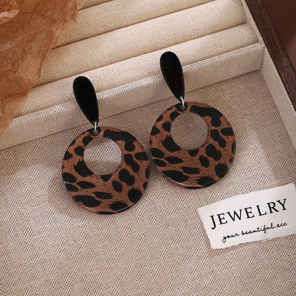 European-American Leopard Print Acrylic Dangle Earrings: Hong Kong Style, Face-Slimming, Chic Autumn-Winter Accessory for Women