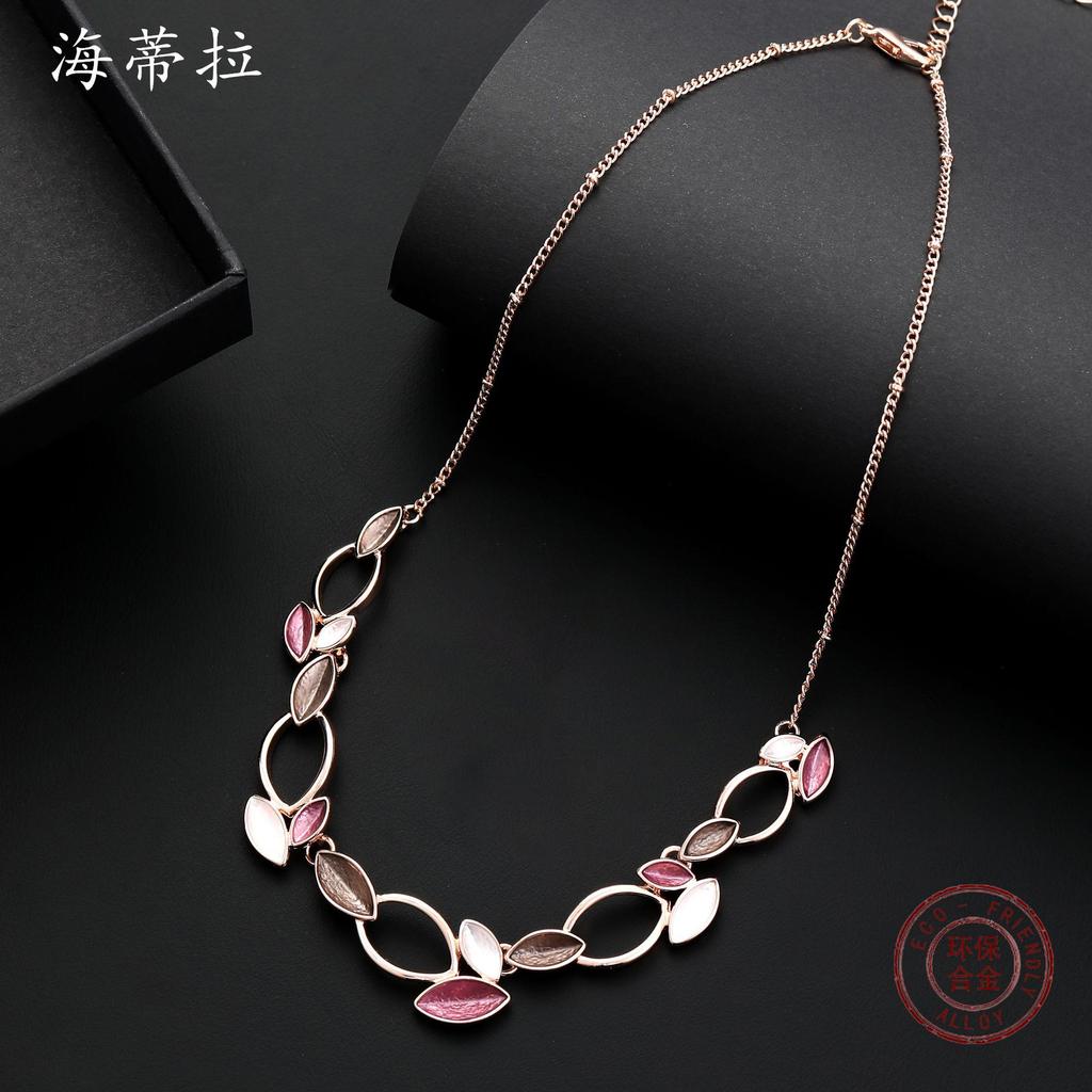 Oryginalny nowy naszyjnik ze stopu w kolorze płatków różowej czerwieni i złota, modny i wszechstronny damski naszyjnik w kształcie kwiatu