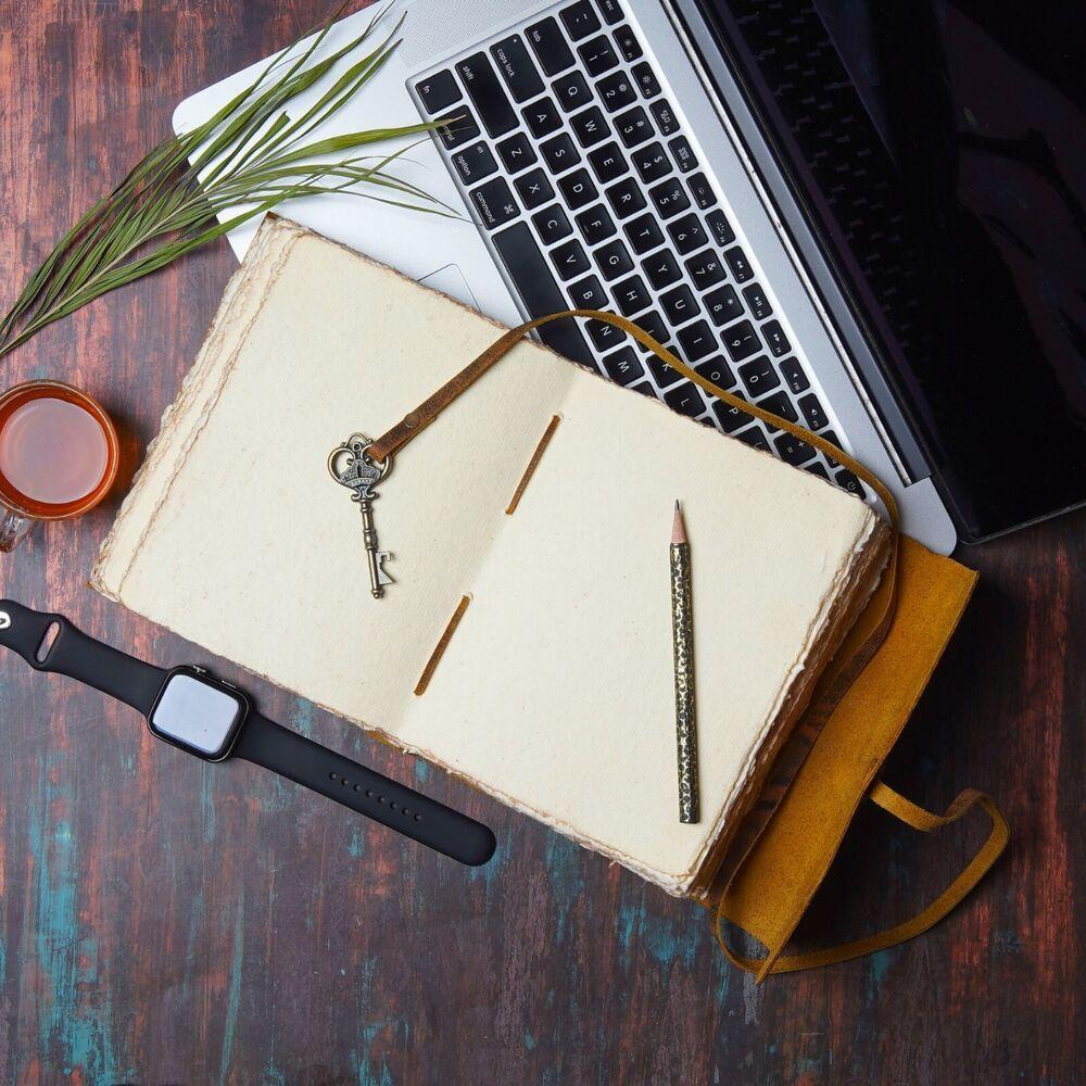 Handgefertigtes, in Leder gebundenes Tagebuch mit Schloss und Schlüssel mit Vintage-Baumwollpapier