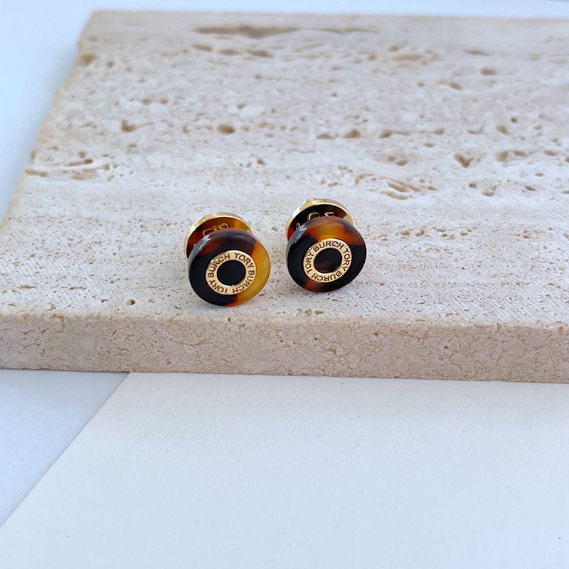 

Минималистичные круглые серьги-пусеты с леопардовым принтом и инкрустацией смолой