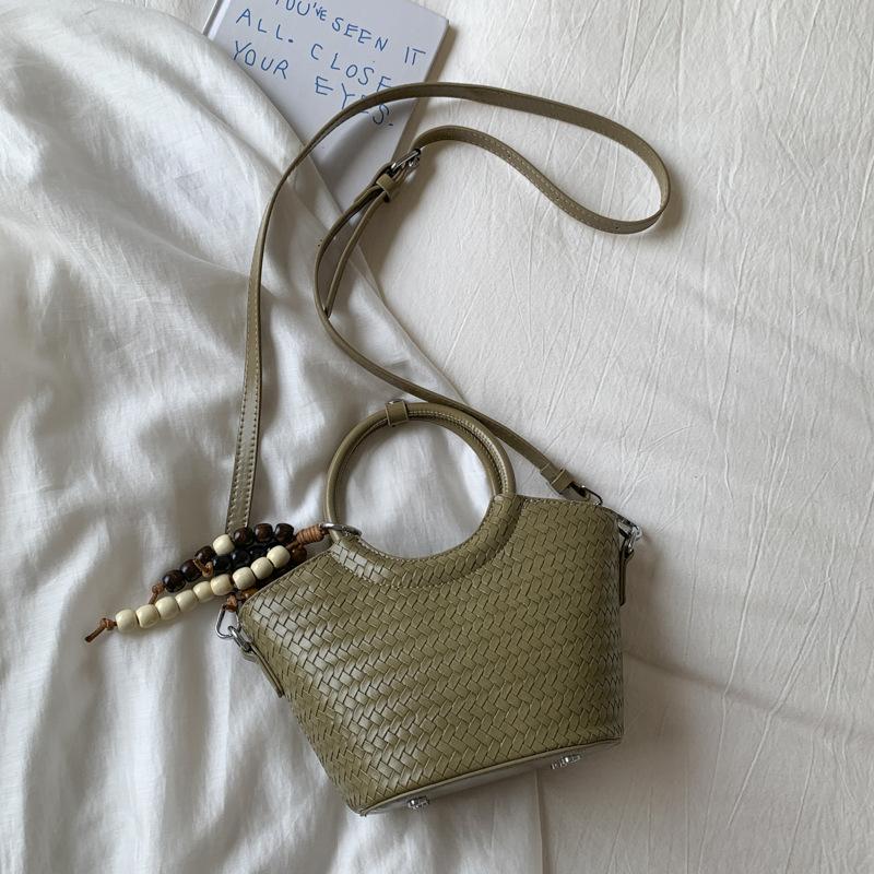 Large-capacity commuter woven bag women's 2025 retro new high-value vegetable basket bag fashionable shoulder messenger bag