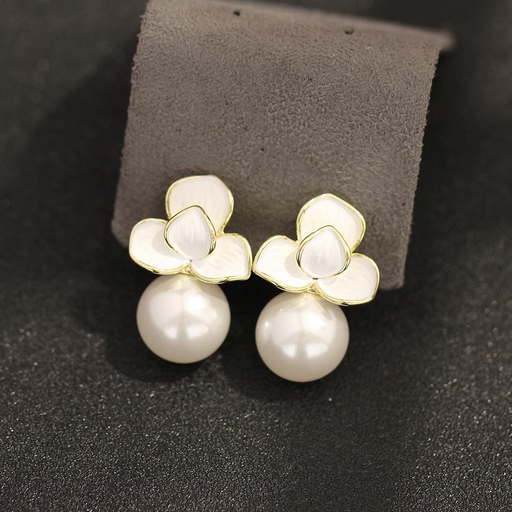 New Product Temperament, White Oil-dripping Petal Earrings, Gold-plated Large Pearls, Versatile Without Pierced Earrings, Earrings, Women's Models