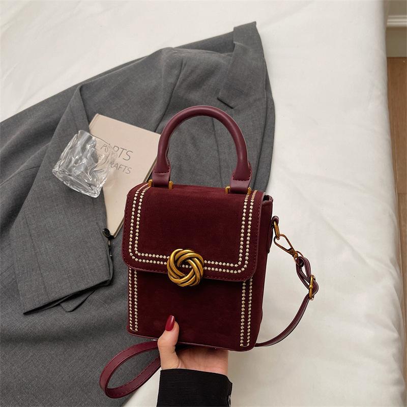 

2025 autumn new trend fashion popular matte shoulder bag crossbody small square bag Korean niche mobile phone bag красный