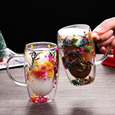 Doppelwandige Glastasse mit Blumenglitzer innen 450 ml Fassungsvermögen Hitze- und kältebeständig Transparent