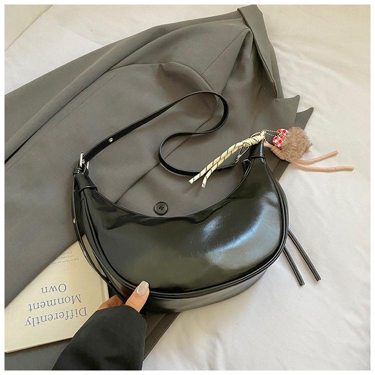 Niche design sense horn bag women's large capacity 2025 new trendy fashion shoulder messenger bag women's dumpling bag