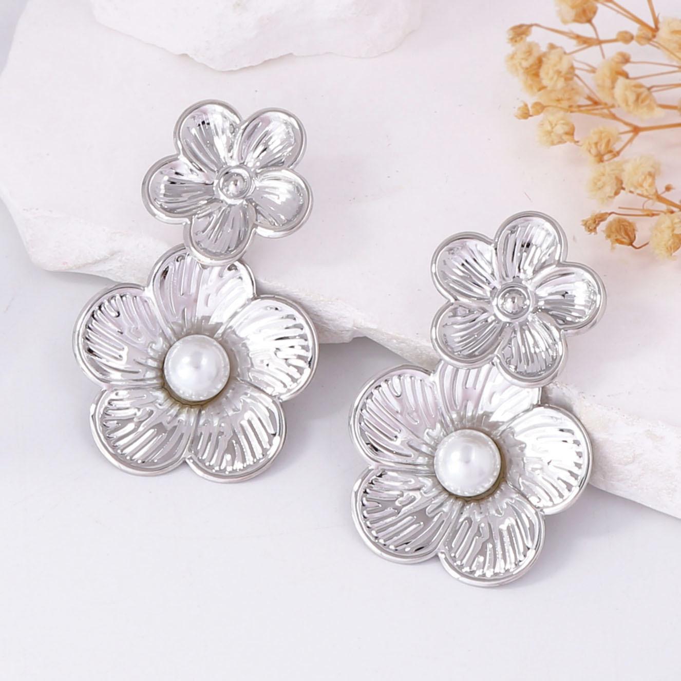 

Простые, роскошные, в стиле ретро и холодном стиле металлические серьги-цветы с имитацией жемчуга и уникальной текстурой, универсальные для женщин