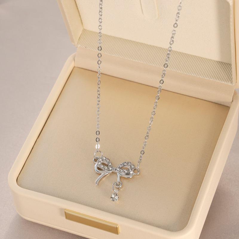 Korean Pearl Necklace: High-End Silver Clavicle Chain with Niche Design, Perfect for Light Luxury and Sweater Pendants.