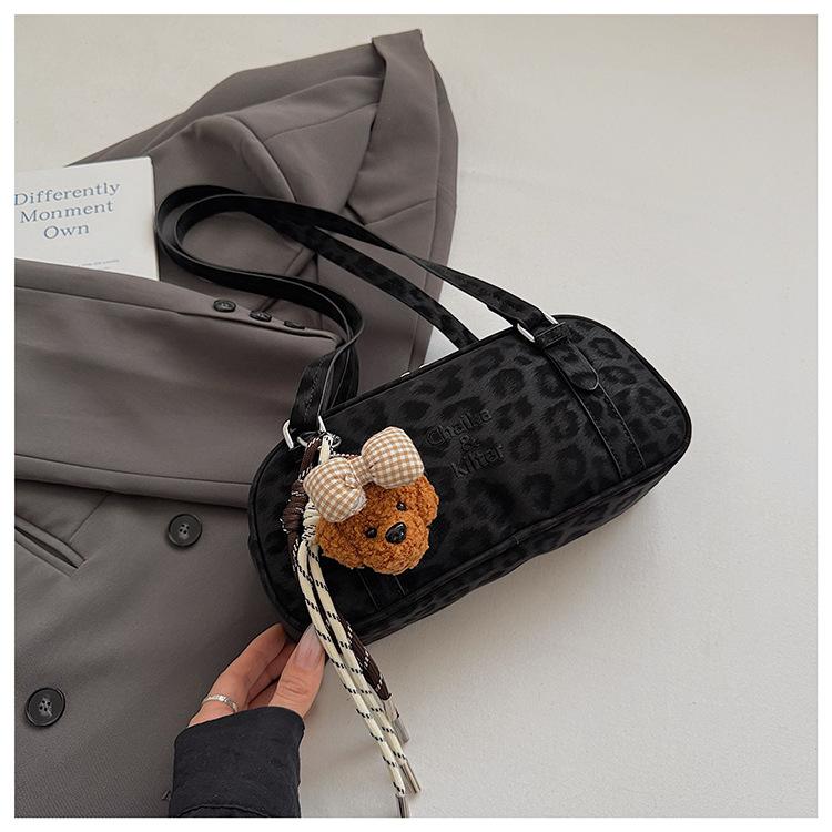 Premium Sense Retro Commuter Armpit Bag Women 2025 New Fashion Casual Portable Shoulder Bag Niche Bowling Bag