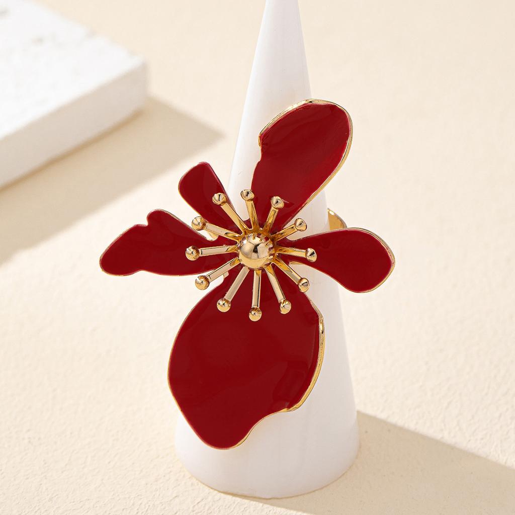 Elegancki, przesadny pierścionek z kwiatem pokryty emalią jest odpowiedni do noszenia na co dzień i może być podarowany przyjaciołom.