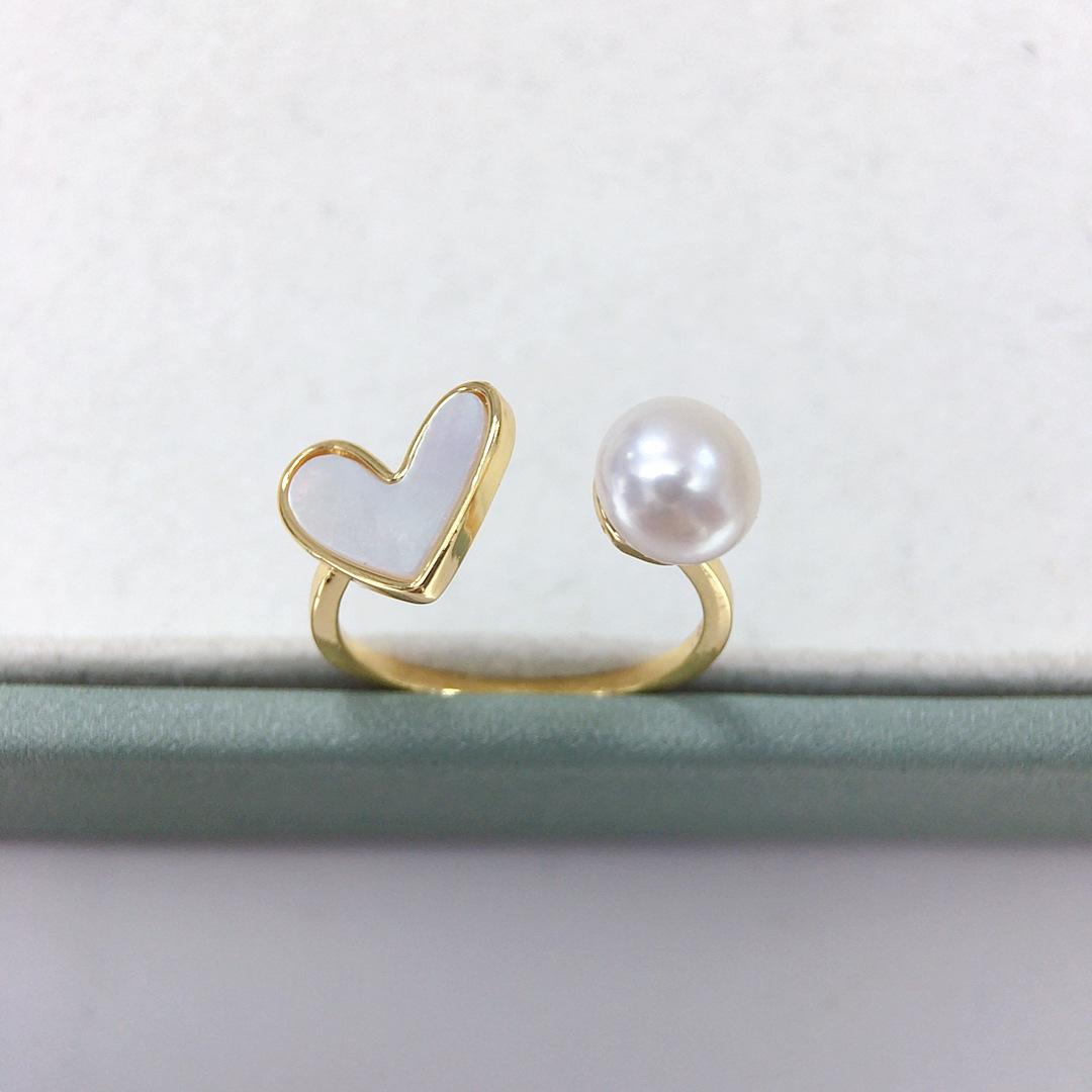 

Регульоване перлове кільце у формі серця з натуральними прісноводними перлами та мушлями білий