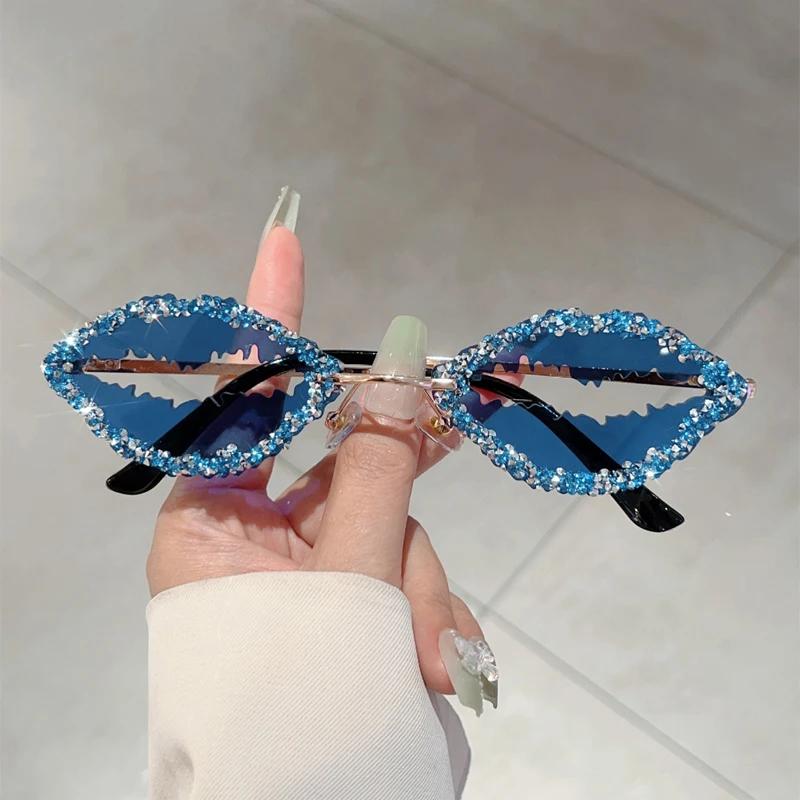 Bai Fen Bai Electronic 3C Women's Rose Red Kammpt Rimless Lips Shaped Sunglasses With Rhinestones Trendy Stylish Vintage Decor Shades Trendy Funny Rave Sun Glasses Cm