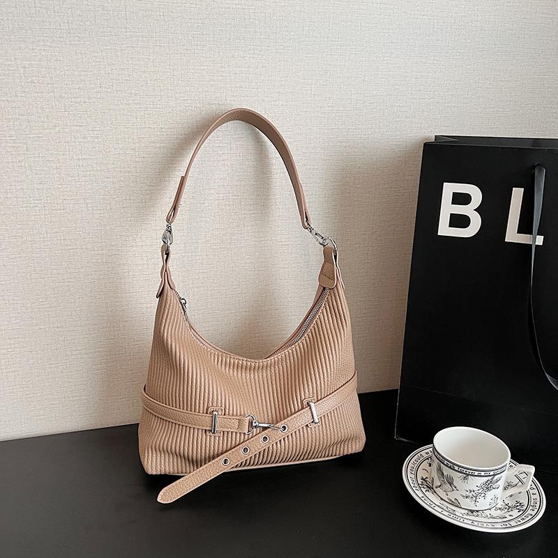 

Textured underarm bag travel 2025 autumn and winter new fashionable simple work commute daily solid color shoulder messenger bag хаки