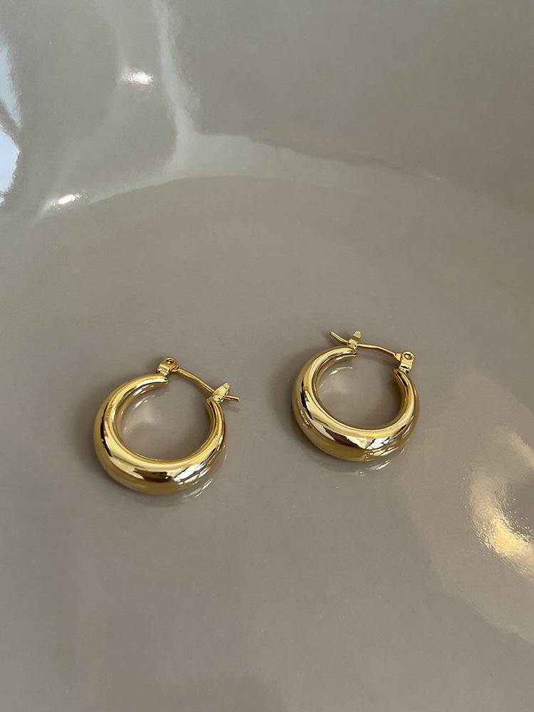 High quality metal smooth round plain ring high-end niche design earrings autumn and winter temperament earrings