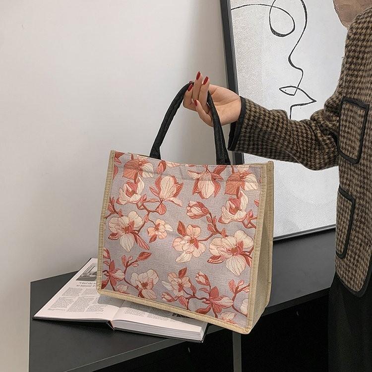 Модная нейлоновая сумка через плечо для женщин. Доступна в ярких красных, зеленых и синих оттенках. красный