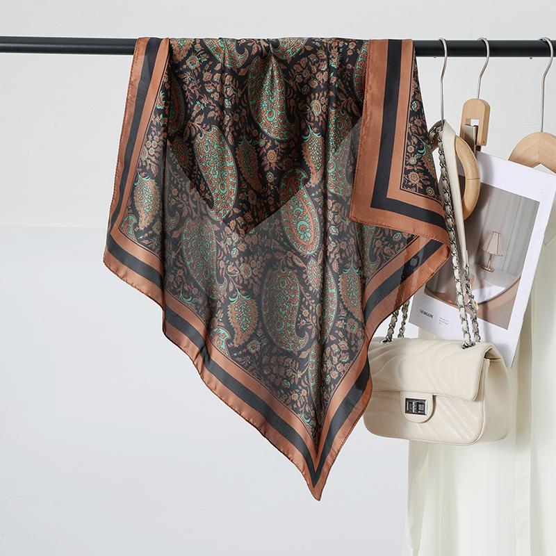 

New Leopard Print 70cm Square Scarf Women s Imitation Silk Scarf Casual Decoration Small Neck Scarf Hijab Scarves Bandan 70X70cm світло-коричневого кольору